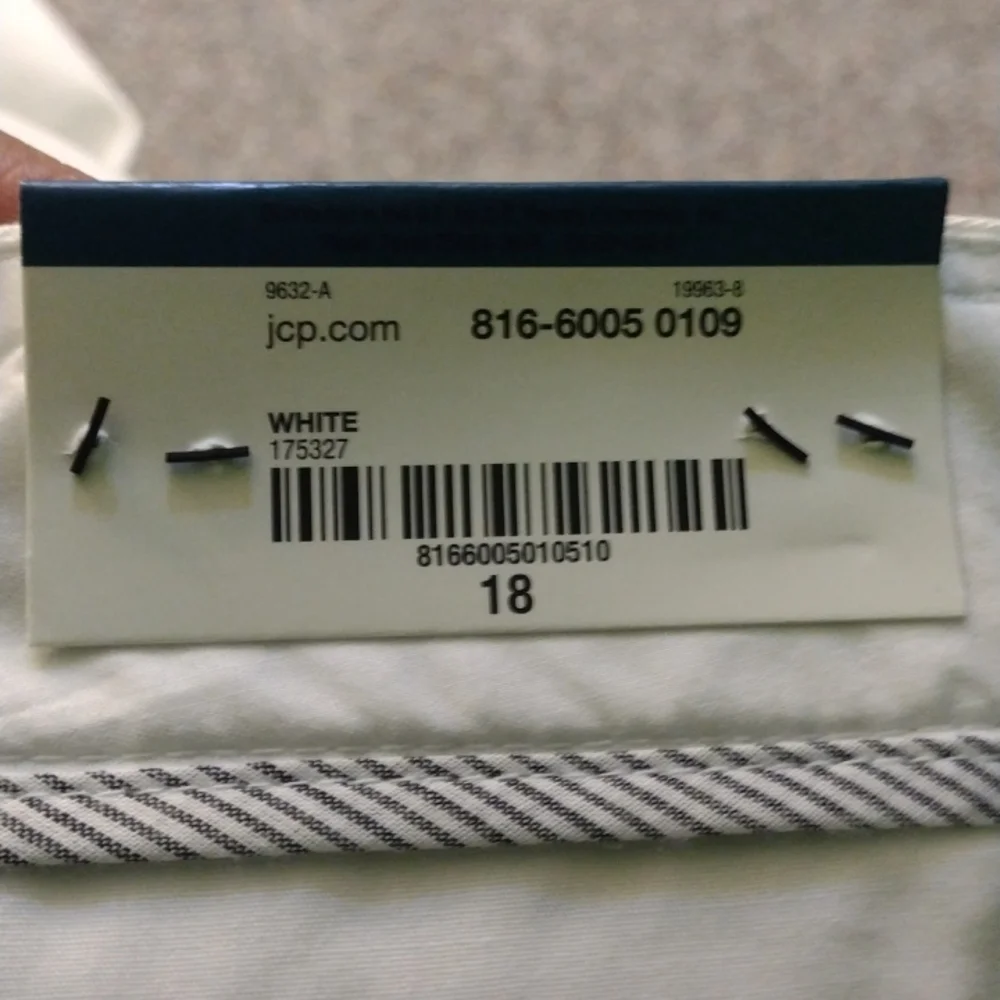 Worthington, size 18, white slim ankle pants - Picture 5 of 5